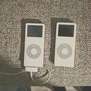 2  Classic Apple IPODs 2GB